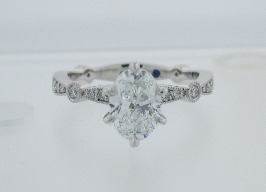 Oval on Pavé Design Band