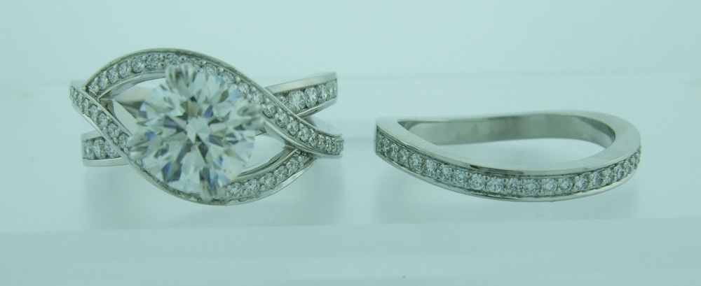 Round with Twisted Split-Shank and Curved Band