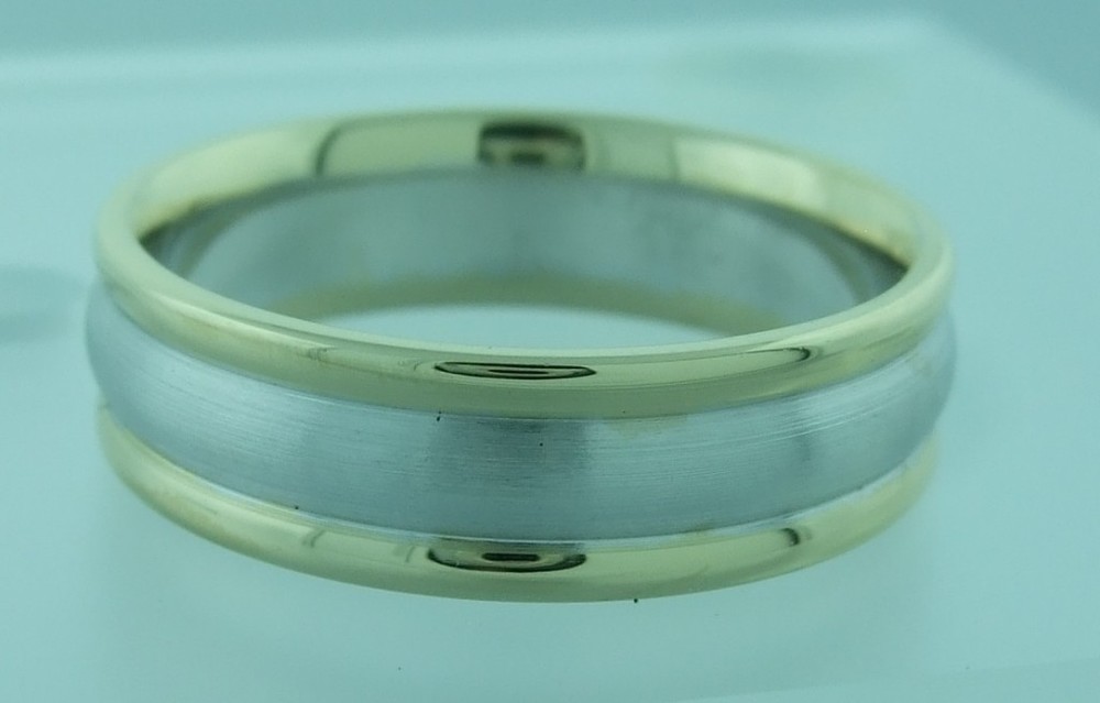 Two-Tone Band with Brushed White Gold Center